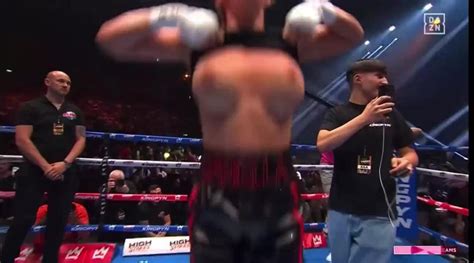 female boxer flashes the crowd|Boxing: Daniella Hemsley flashes crowd after Kingpyn。